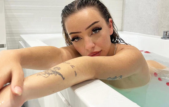 Teen pornstar NOAH PINK