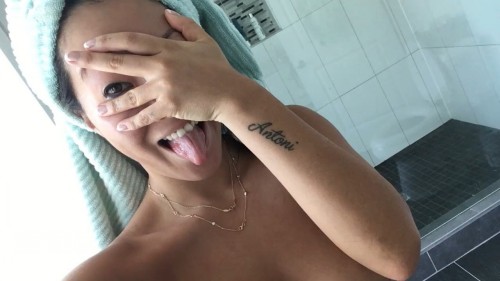 ASA AKIRA sexy snaps and nude selfies